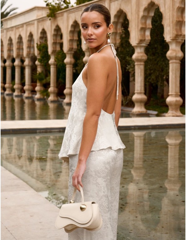 Top de invitada en tejido jacquard blanco con escote en pico 2