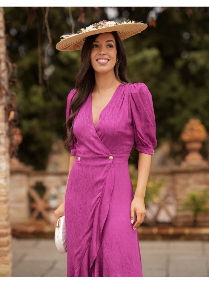 Vestido de invitada midi con bajo asimétrico y tejido fluido