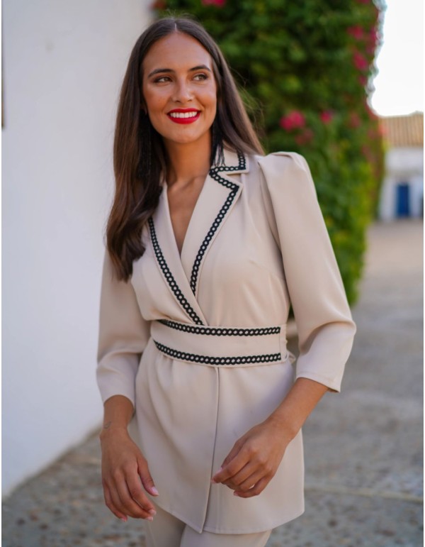 Two-piece suit with embroidered details 2