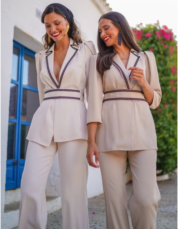 Costume deux pièces avec détails brodés