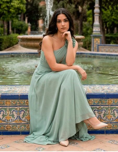 Robe longue de fête vert pastel avec encolure asymétrique et dos croisé