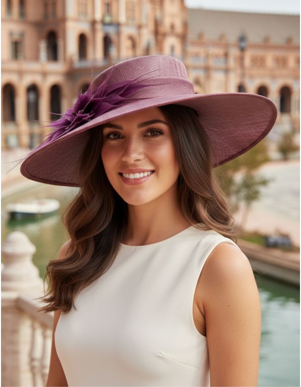 Pamela de invitada clásica con montaje de plumas en malva