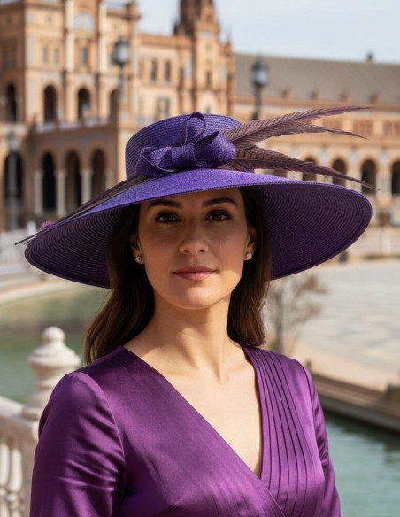 Pamela de invitada morada con lazo y plumas faisán