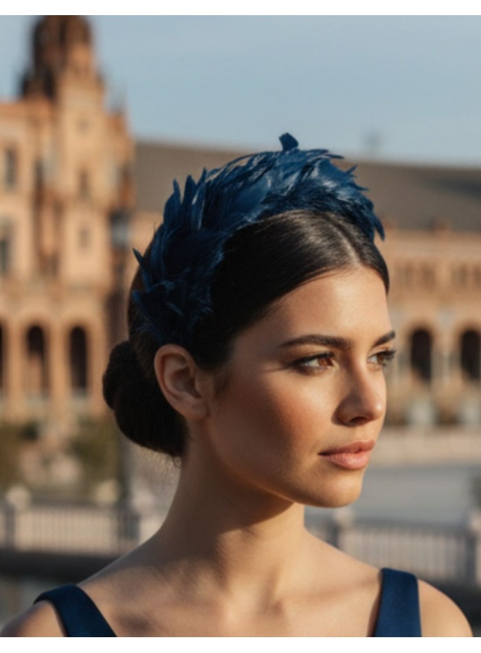 Diadema de invitada de plumas azul marino