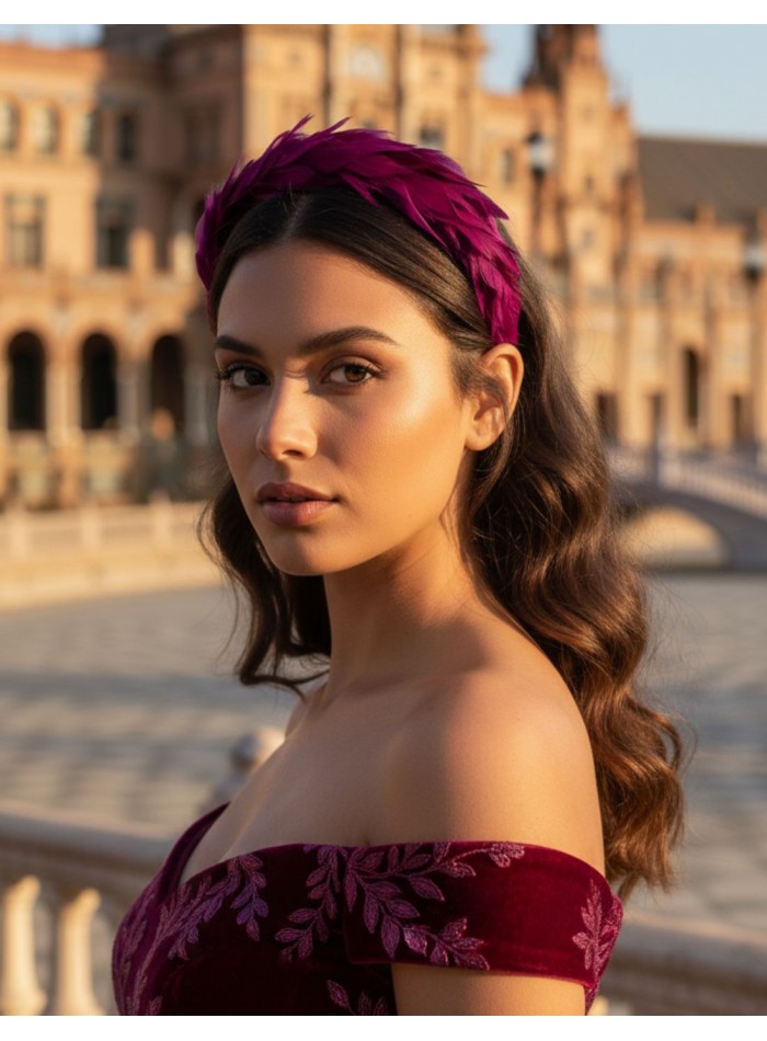 Bandeau de plumes magenta pour les invités