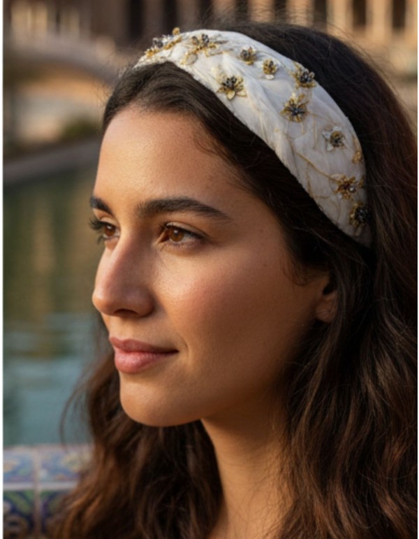 Bandeau d'invité avec plumes et bijoux