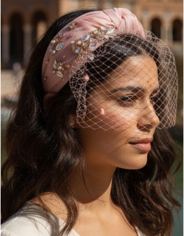 Bandeau d'invité rose à volants avec bijoux et détails en...