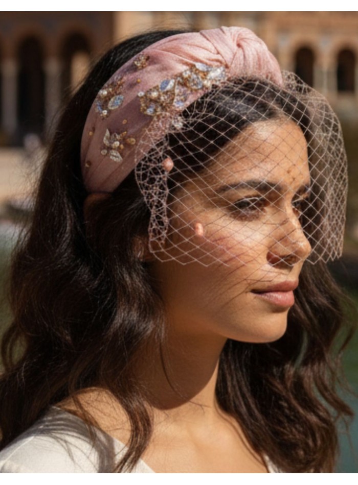 Bandeau d'invité rose à volants avec bijoux et...