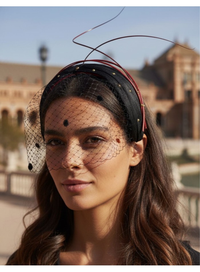 Diadema para invitada negra cruzada con rejilla...