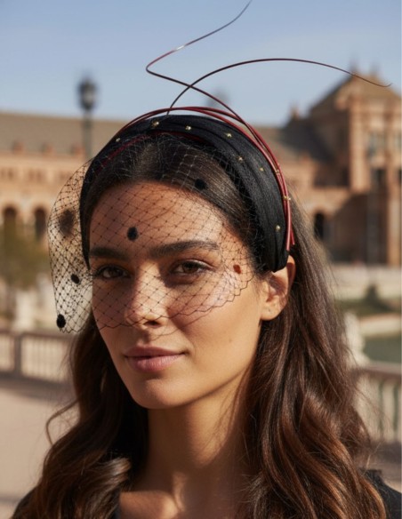 Bandeau croisé noir pour l'invité avec détails en maille et couleur fraise