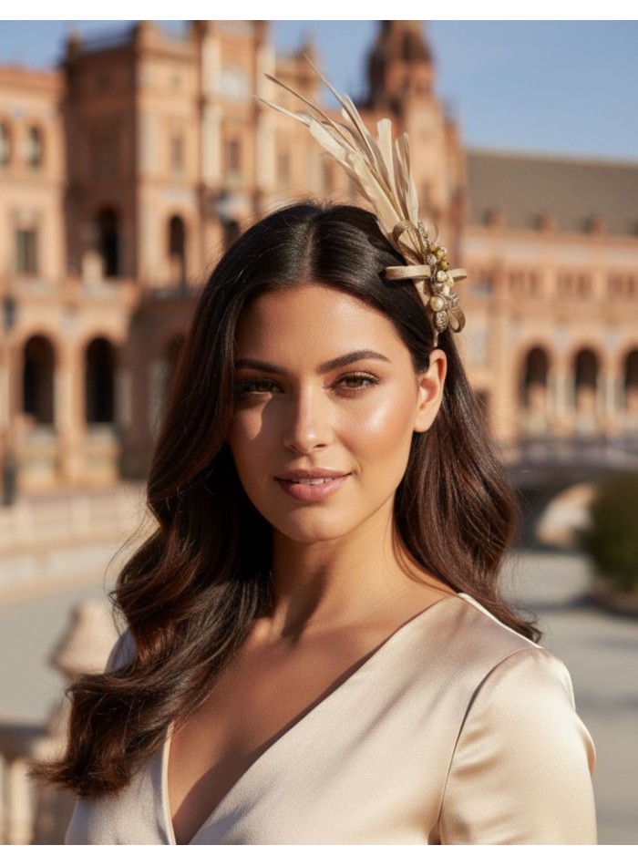 Tocado para invitada con plumas y pedrería en...