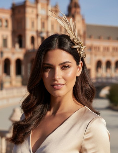 Guest headdress with beige feathers and beige rhinestones