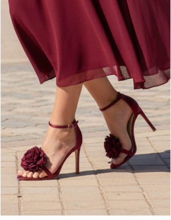 Clip-on shoe accessory with flower