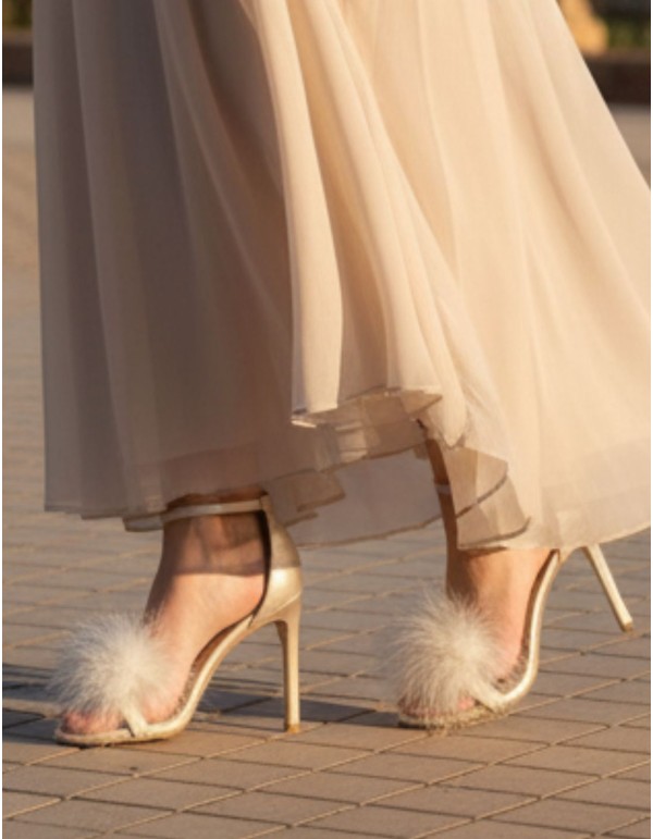 Clip-on shoe accessory with pompom