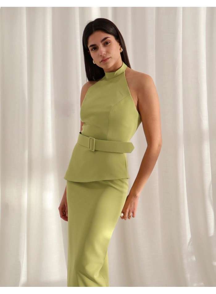 Conjunto de dos piezas en color verde con top en cuello halter y falda recta