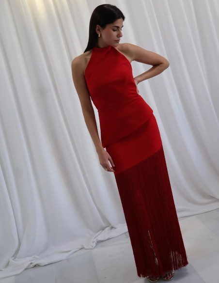 Ensemble deux pièces rouge, haut et jupe, avec détails frangés