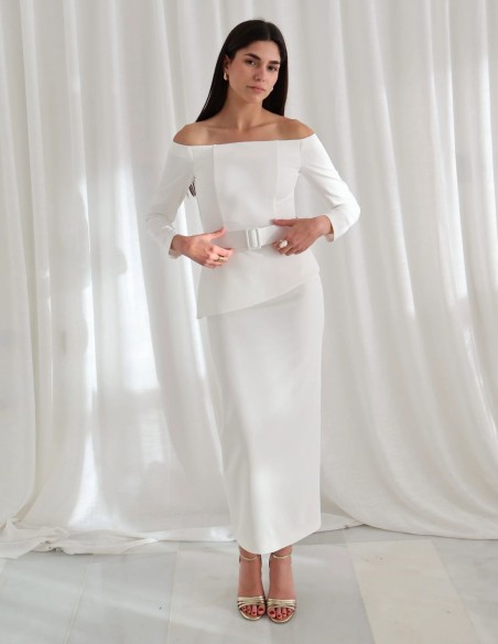 Conjunto de invitada con top de escote bardot y falda midi color rojo blanco