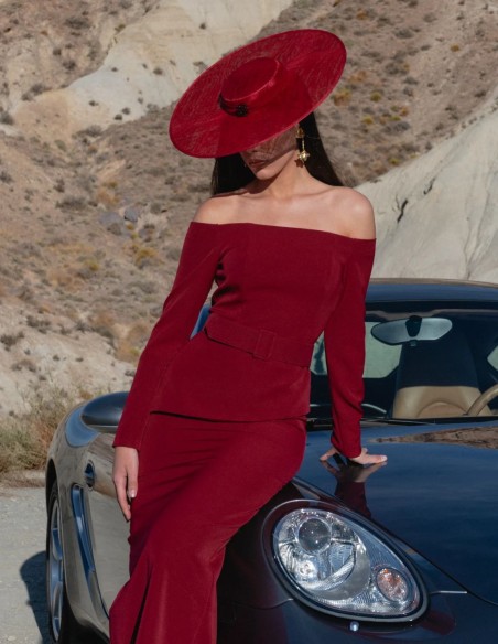 Conjunto de invitada con top de escote bardot y falda midi color rojo