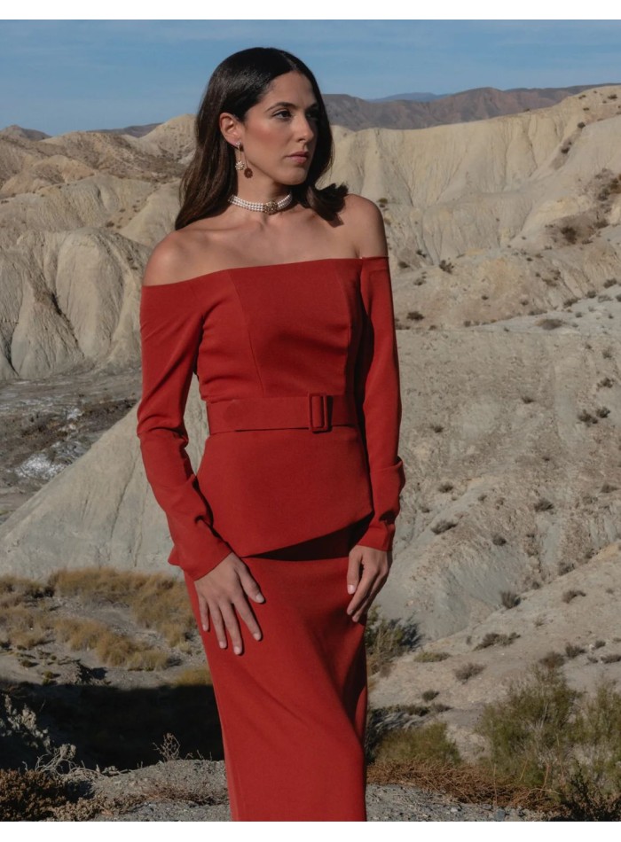 Conjunto de invitada con top de escote bardot y falda midi color rojo para boda
