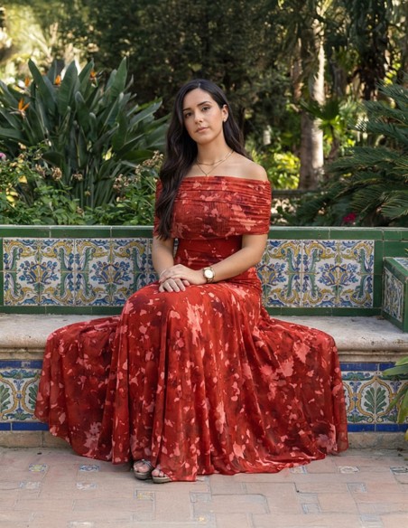 Vestido de invitada estampado en color teja confeccionado en gasa