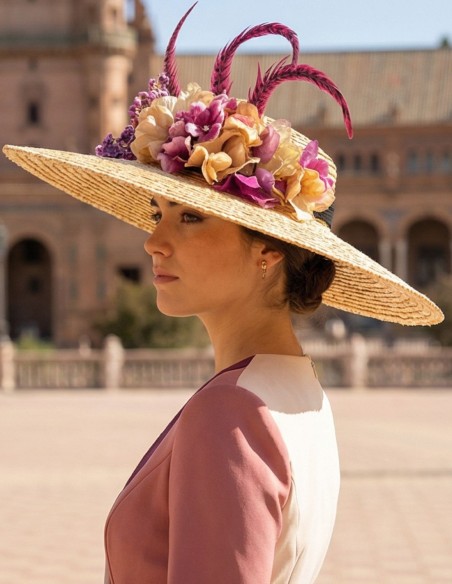 Pamela en raphia de bougainvilliers avec détails de fleurs et de plumes pour les invités