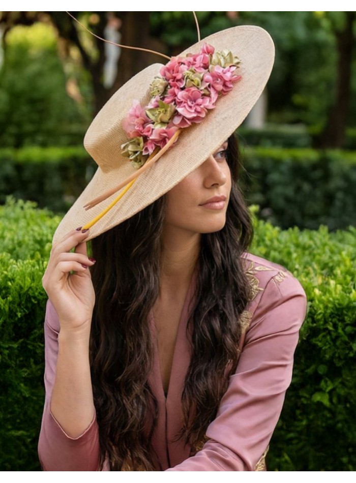 Pamela de rafia para invitada con detalle de flores en color rosa y verde
