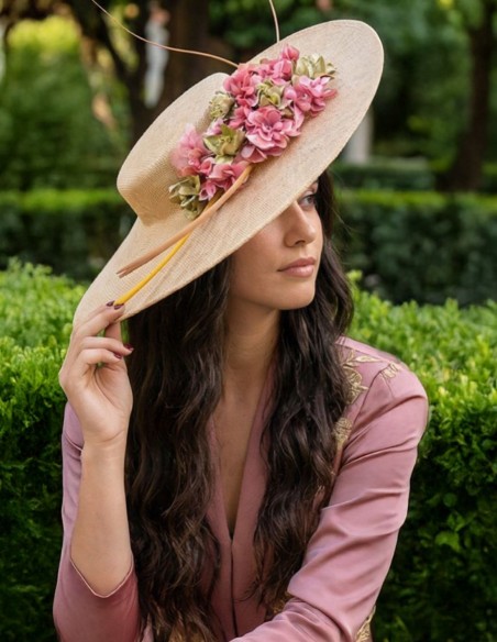 Pink and green raffia pamela for guest with flower details