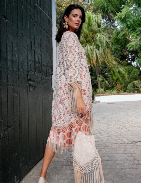Kimono en color crudo confeccionado en encaje de flores con flecos