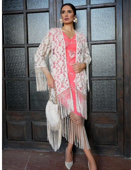 Ecru color kimono made of floral lace with bangs
