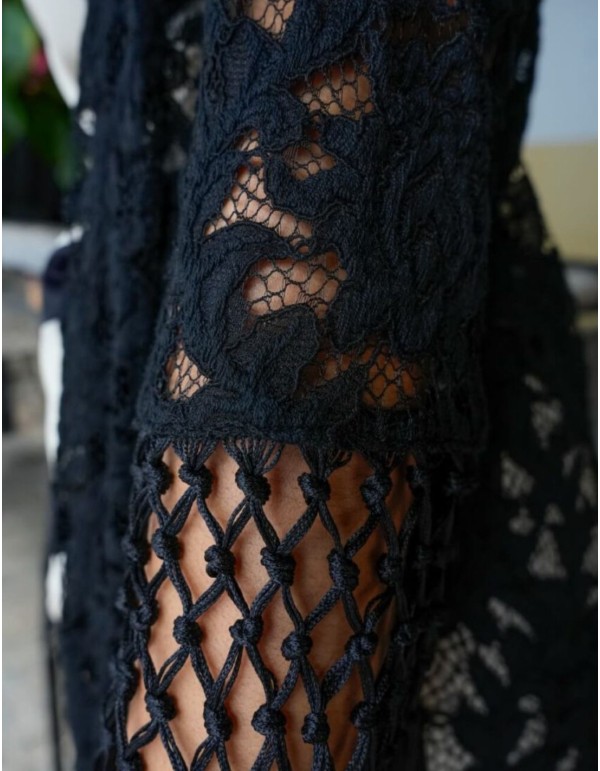Kimono en dentelle noire avec fleurs et franges 2