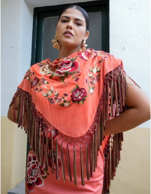 Mantoncillo en color coral bordado con flecos
