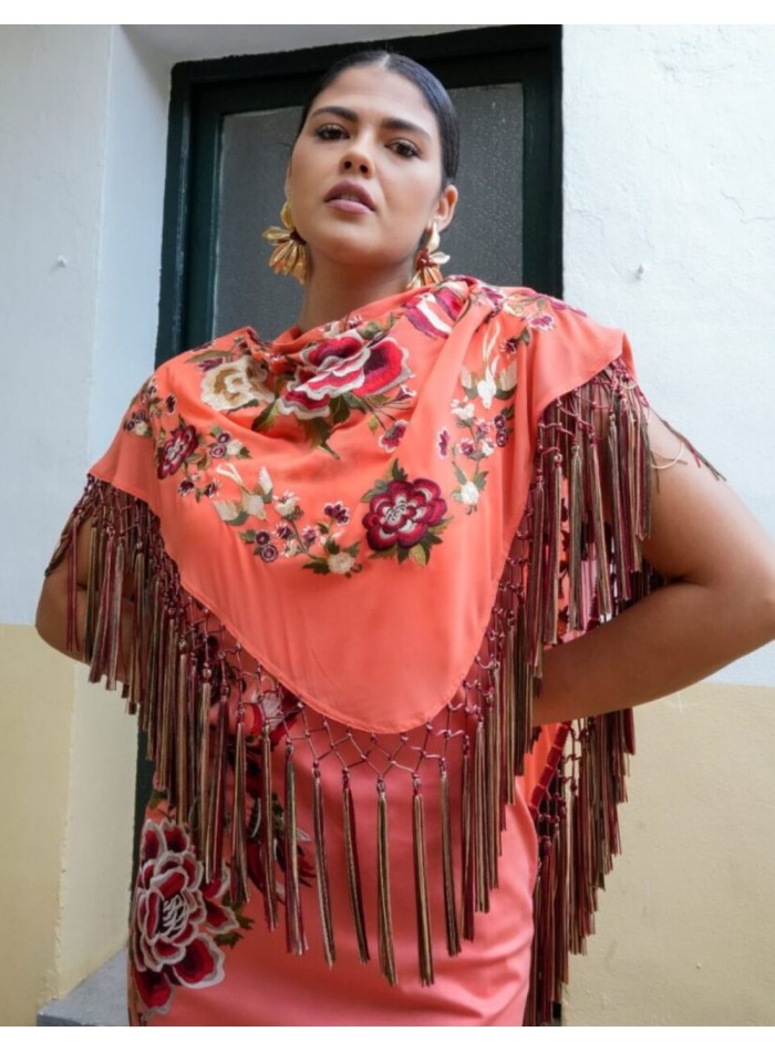 Petit châle en couleur corail brodé de franges