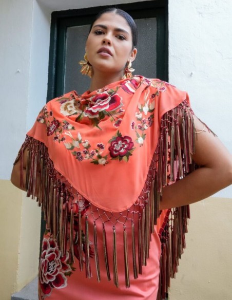 Petit châle en couleur corail brodé de franges