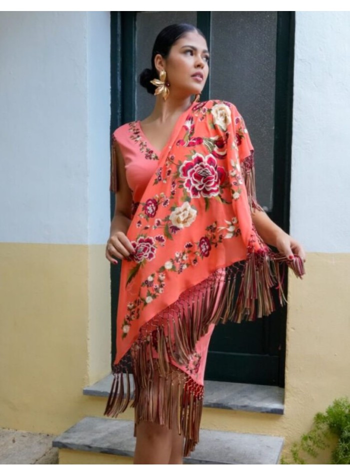 Mantón de flamenca en color coral bordado con flecos