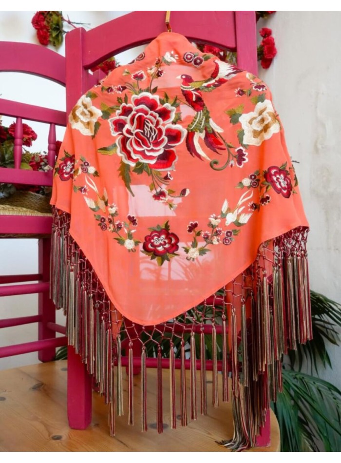 Petit châle en couleur corail brodé de franges