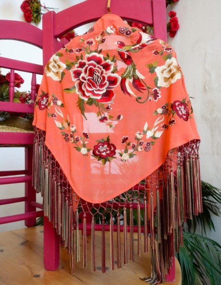 Petit châle en couleur corail brodé de franges
