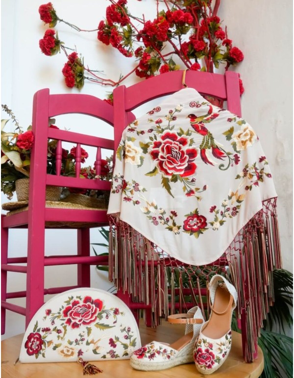 Mantoncillo en color crudo bordado con flecos 2