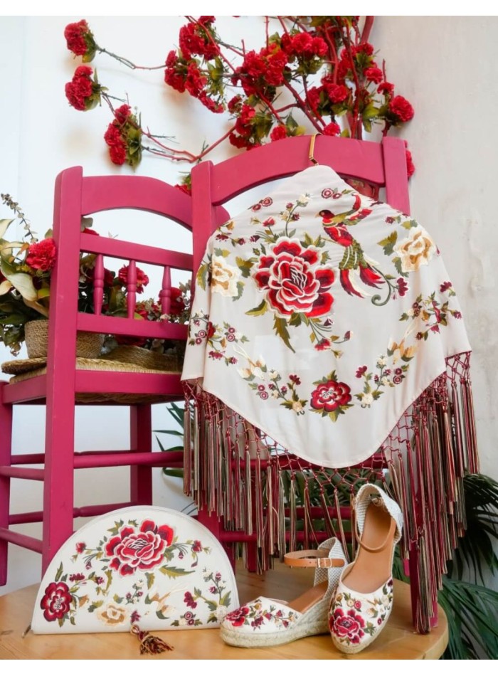 Mantoncillo en color crudo bordado con flecos para flamenca