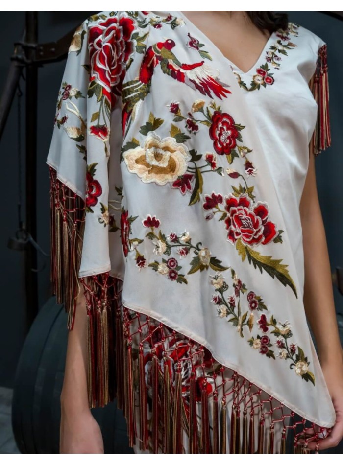 Châle écru brodé de franges