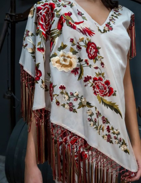 Châle écru brodé de franges