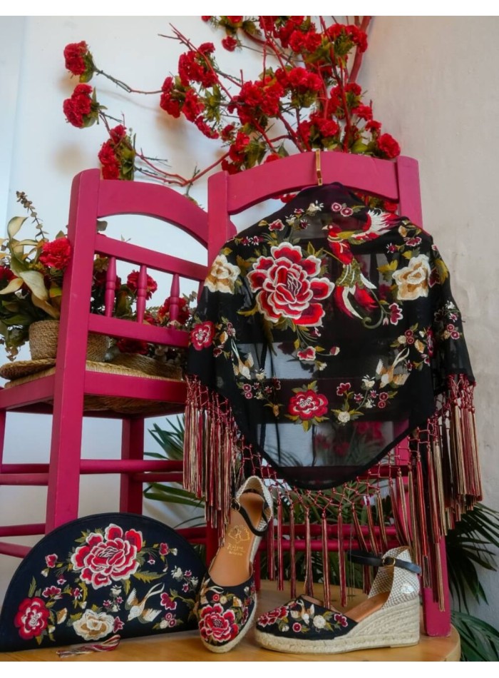 Mantoncillo en color coral bordado con flecos para flamenca