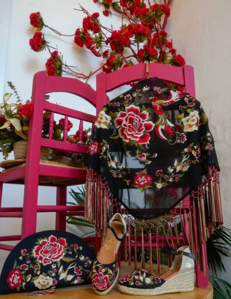 Little shawl in black color embroidered with bangs