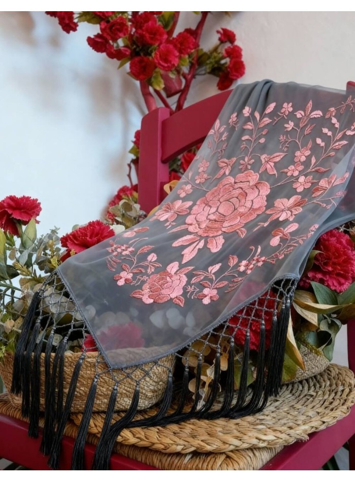 Mantón de flamenca de encaje con bordados en rosa