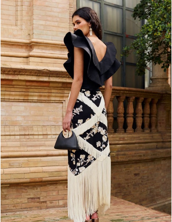 Top negro con escote en pico de doble volante para invitada 2