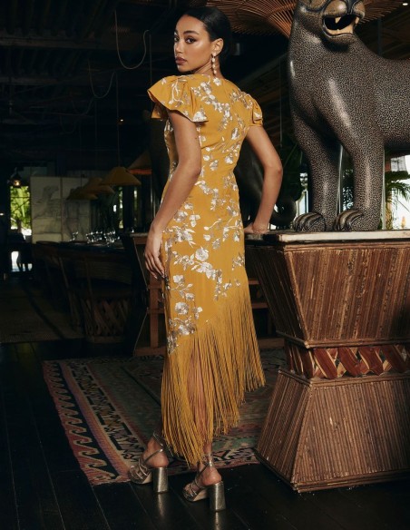 Robe midi asymétrique moutarde avec broderies et franges de fils