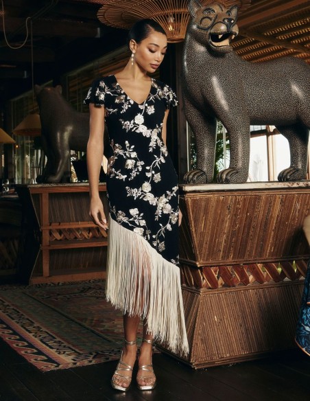 Robe midi asymétrique noire avec broderie beige et franges de fils