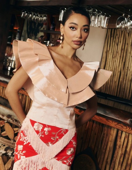 Top beige para invitada de boda de día