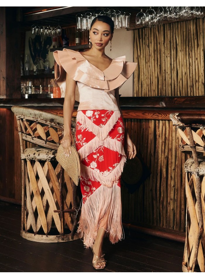 Top beige para invitada estructurado con escote en pico