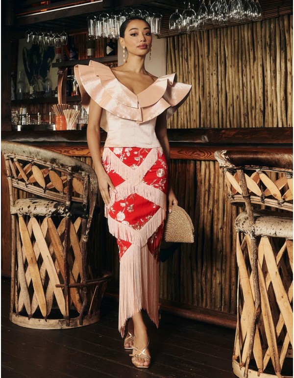 Falda para invitada en color rojo con bordados y flecos