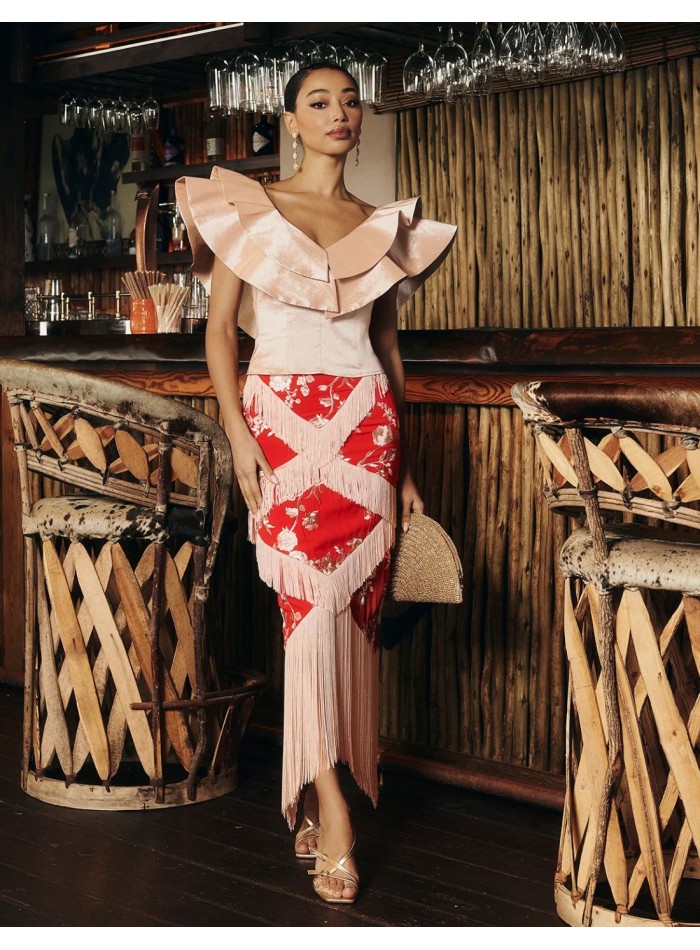 Falda para invitada en color rojo con bordados y flecos